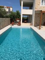 Bazén v ubytovaní Apartment in Vodice with terrace, air conditioning, WiFi, dishwasher, Pool 4932-4 alebo v jeho blízkosti