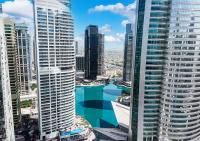 Bazén v ubytování Cosmos Living Modern Studio Near Dubai Marina nebo v jeho okolí