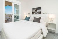 A bed or beds in a room at SAT2 - Modern 2 bedroom apartment with ocean view