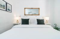 A bed or beds in a room at SAT2 - Modern 2 bedroom apartment with ocean view