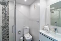 A bathroom at SAT2 - Modern 2 bedroom apartment with ocean view