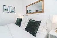 A bed or beds in a room at SAT2 - Modern 2 bedroom apartment with ocean view