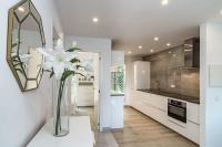 A kitchen or kitchenette at SAT2 - Modern 2 bedroom apartment with ocean view