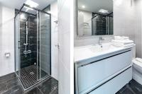 A bathroom at SAT2 - Modern 2 bedroom apartment with ocean view