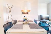 A television and/or entertainment centre at SAT2 - Modern 2 bedroom apartment with ocean view