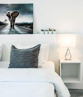 A bed or beds in a room at SAT2 - Modern 2 bedroom apartment with ocean view