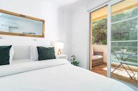 A bed or beds in a room at SAT2 - Modern 2 bedroom apartment with ocean view