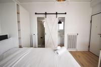 Postel nebo postele na pokoji v ubytování Penthouse Nea Smirni