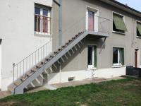 a staircase on the side of a building at 2 chambres privées au calme à la Maison des Bambous in Dijon
