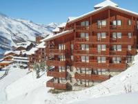 a large wooden building on a snow covered mountain at Appartement Les Menuires, 2 pièces, 4 personnes - FR-1-452-253 in Les Menuires