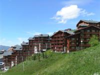 a large apartment building on top of a hill at Appartement Les Menuires, 2 pièces, 4 personnes - FR-1-452-253 in Les Menuires