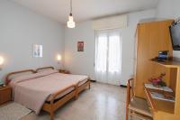 A bed or beds in a room at Hotel Mediterranée