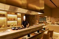 BharūchにあるHyatt Place Bharuchのキッチンに立って料理を準備するシェフ