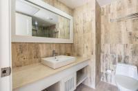 Koupelna v ubytování Newly Added El Portillo 2BR Apt