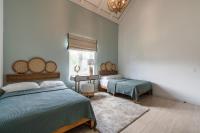 Postel nebo postele na pokoji v ubytování Newly Added El Portillo 2BR Apt