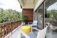 Balkón nebo terasa v ubytování Newly Added El Portillo 2BR Apt