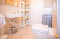 Kúpeľňa v ubytovaní Comfortable Villa Marinela with Pool and Garden