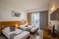 Łóżko lub łóżka w pokoju w obiekcie Niforeika Beach Hotel