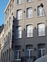 ブリュッセルにあるアーバン シティ センター ホステルの側面に看板がある建物