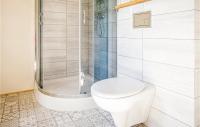 Kúpeľňa v ubytovaní Four-Bedroom Holiday Home In Milakowo