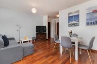 Televízia a/alebo spoločenská miestnosť v ubytovaní Apartamenty Zatoka Górny Sopot by Noclegi Renters