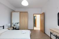 Posteľ alebo postele v izbe v ubytovaní 7 bedroom villa with pool, 700m from the beach!