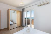 Posteľ alebo postele v izbe v ubytovaní 7 bedroom villa with pool, 700m from the beach!