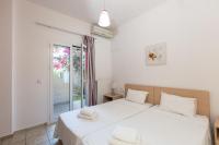 Posteľ alebo postele v izbe v ubytovaní 7 bedroom villa with pool, 700m from the beach!