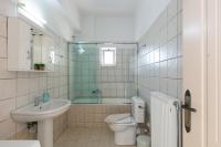 Kúpeľňa v ubytovaní 7 bedroom villa with pool, 700m from the beach!