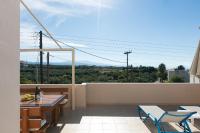 Balkón alebo terasa v ubytovaní 7 bedroom villa with pool, 700m from the beach!