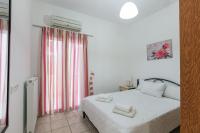 Posteľ alebo postele v izbe v ubytovaní 7 bedroom villa with pool, 700m from the beach!