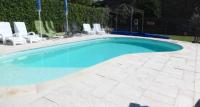 Basen w obiekcie Villa spacieuse à Chandolas avec piscine privée lub w pobliżu