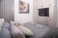 Telewizja i/lub zestaw kina domowego w obiekcie Urban Chic luxury at the city center