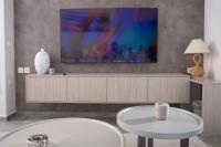 Telewizja i/lub zestaw kina domowego w obiekcie Urban Chic luxury at the city center