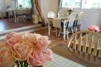 a vase of pink roses sitting on a table at 微笑58民宿 Smile 58 B&amp;B in Puli
