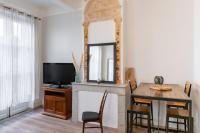 Televízia a/alebo spoločenská miestnosť v ubytovaní Magnolia magnifique T2 entièrement rénové.