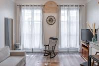 Televízia a/alebo spoločenská miestnosť v ubytovaní Magnolia magnifique T2 entièrement rénové.