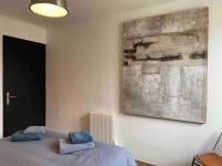Łóżko lub łóżka w pokoju w obiekcie Appartement avec climatisation proche du centre