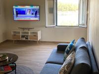 TV a/nebo společenská místnost v ubytování Fiskardo Beach House