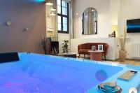 Televízia a/alebo spoločenská miestnosť v ubytovaní l'Orient-Express - Jacuzzi SPA - Parking - Loft