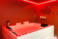 Posteľ alebo postele v izbe v ubytovaní l'Orient-Express - Jacuzzi SPA - Parking - Loft