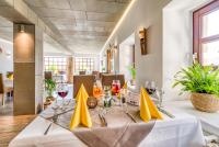 comedor con mesa y servilletas amarillas en Hotel Beckmann, en Gotinga