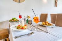 una mesa con platos de comida y copas de vino en Hotel Beckmann, en Gotinga