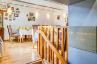 Un comedor con mesa y sillas y una escalera. en Hotel Beckmann, en Gotinga