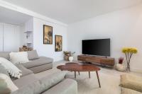 Televízia a/alebo spoločenská miestnosť v ubytovaní Exclusive New Apartment within Santa Clara and Marbella Golf & Country Club