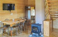 Televízia a/alebo spoločenská miestnosť v ubytovaní Two-Bedroom Holiday Home Mscice With Lake View 03