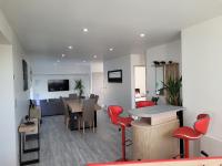 Habitación con mesa, sillas y comedor. en Logement moderne Mont-Saint-michel, en Saint-James