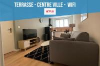 Centre Ville Superbe T2 Neuf Wifi Terrasse Netflix tesisinde bir oturma alan&#x131;