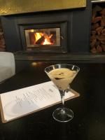 un vaso de martini sentado en un papel sobre una mesa con chimenea en Lakeside Falls Creek, en Falls Creek