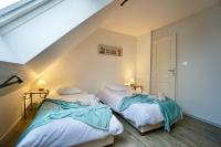 two twin beds in a room with a attic at Le duplex du quai mer in Concarneau